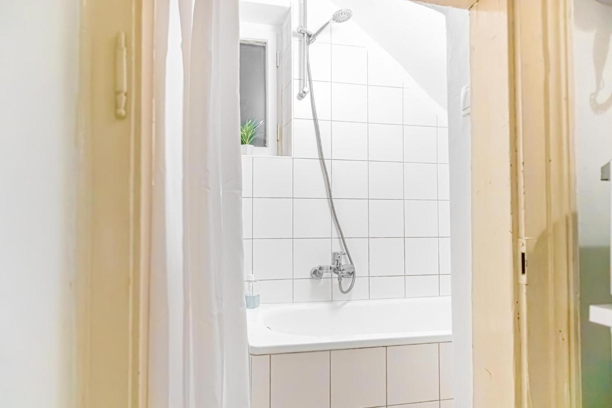 Attractive 2Br Apt Near Akh Ideal For Longstays Вена Экстерьер фото