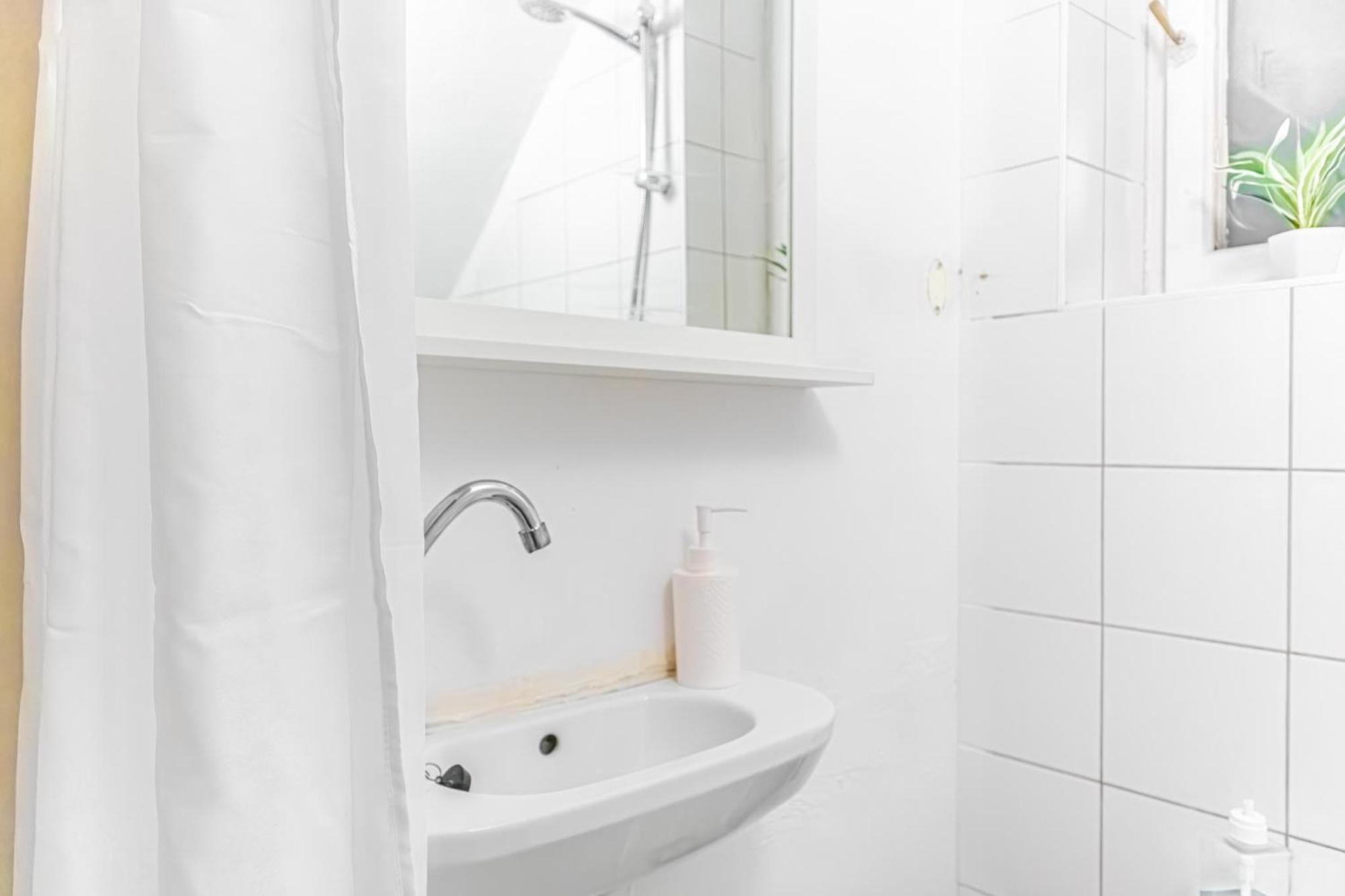 Attractive 2Br Apt Near Akh Ideal For Longstays Вена Экстерьер фото